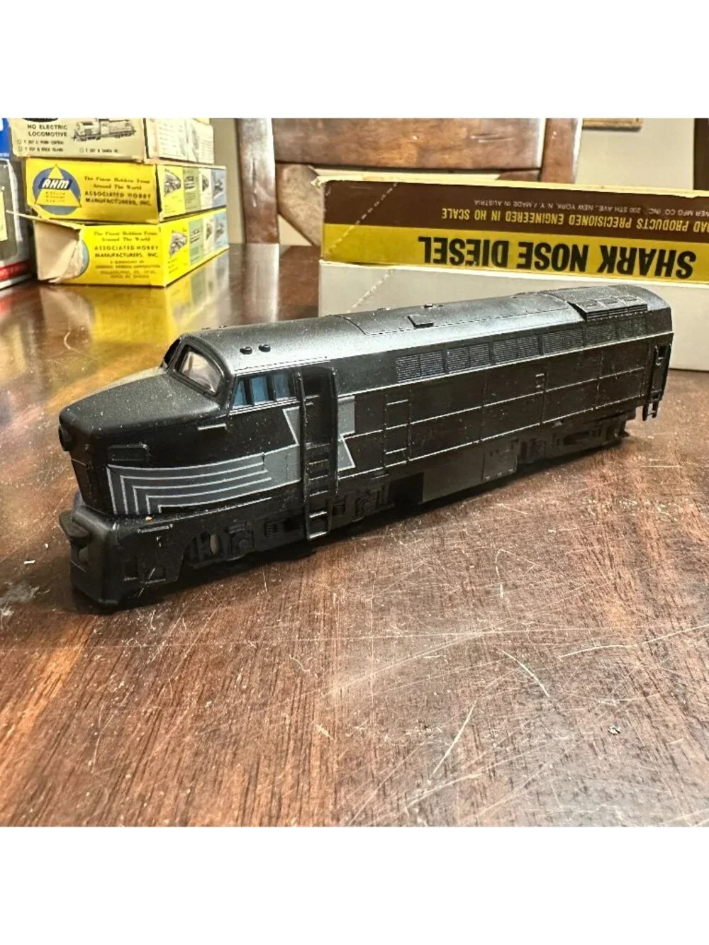 ROCO Shark Nose HO Diesel Engine Black with Five Stripes
